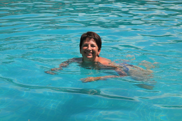 Gina Mom in het zwembad van het Batang Ai Resort